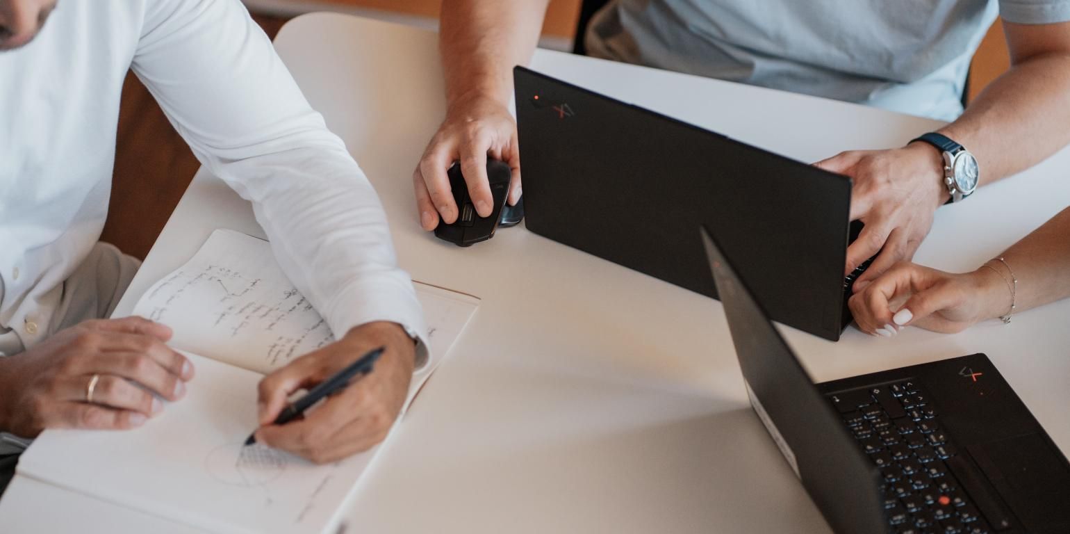 Eine Person sitzt vor einem Computerbildschirm und arbeitet im Publicjobs Login-Bereich. Ansicht des Talentpools im ATS mit einer Übersicht gespeicherter Kandidat*innen zur späteren Wiederverwendung im Recruiting.
