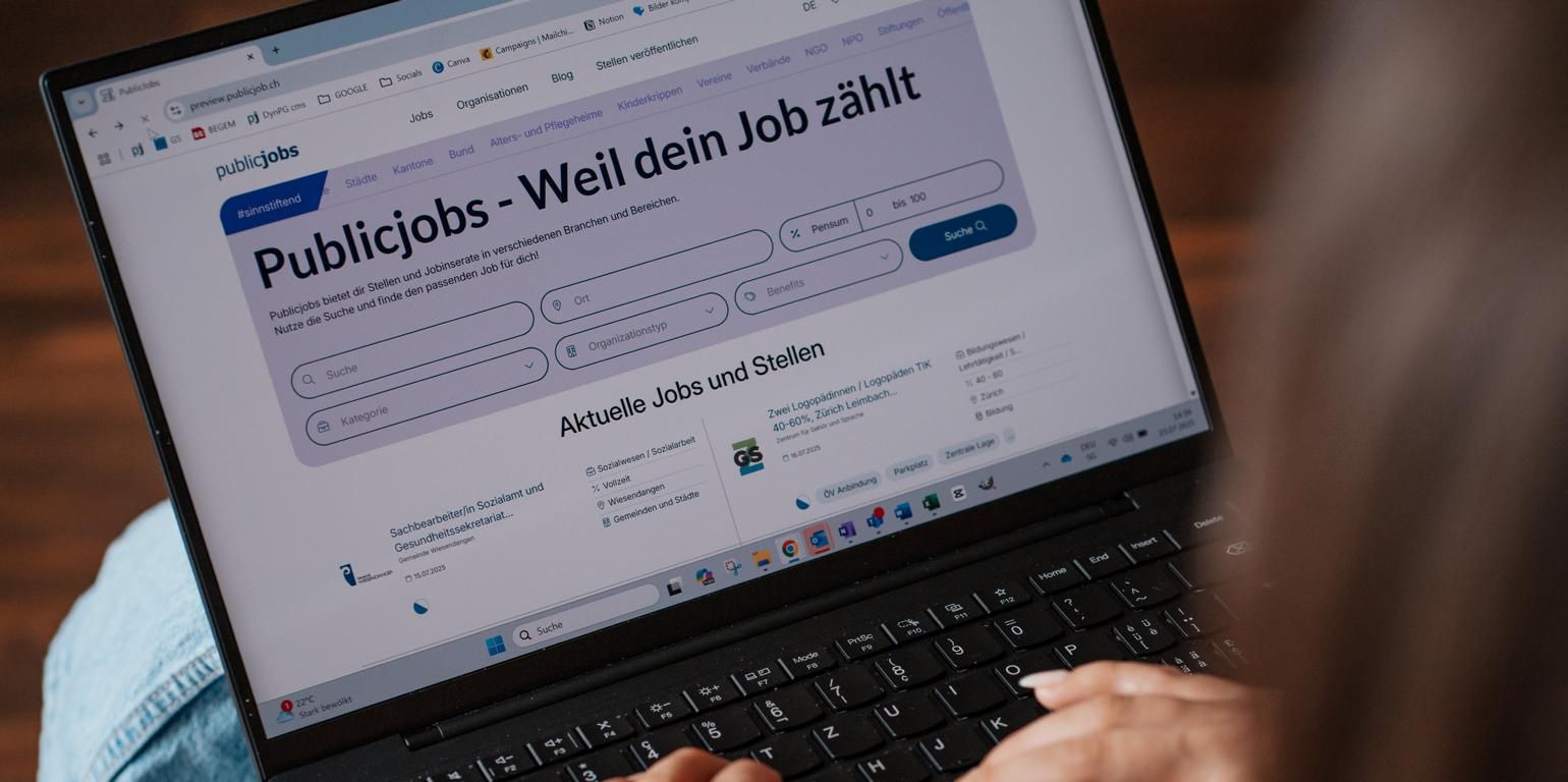 Laptop mit geöffneter Website von publicjobs.ch, sichtbar ist die Startseite der Stellenplattform mit Suchmaske, Filteroptionen und dem Claim «Weil dein Job zählt», passend zum Thema attraktive Preise und Sonderkonditionen für Stellenanzeigen.